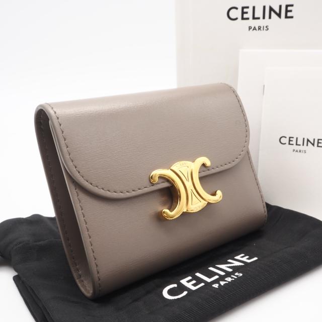 ★3日以内返品可★ 美品 CELINE セリーヌ シャイニーカーフスキン スモール フラップウォレット トリオンフ 10D783DPV.03SA 三つ折り財布 グレージュ カーフレザー レディース