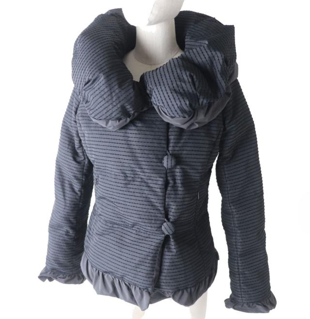 美品★正規品 TO BE CHIC トゥービーシック ショールカラー フリルデザイン リバーシブル ダウンジャケット レディース ブラック 40の通販は