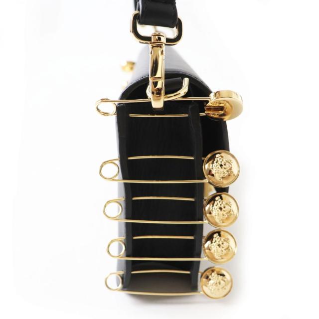 Fendi ブローチ 黒・金 Fendi ブローチ 黒・金 ハイブランド勢揃い!秋