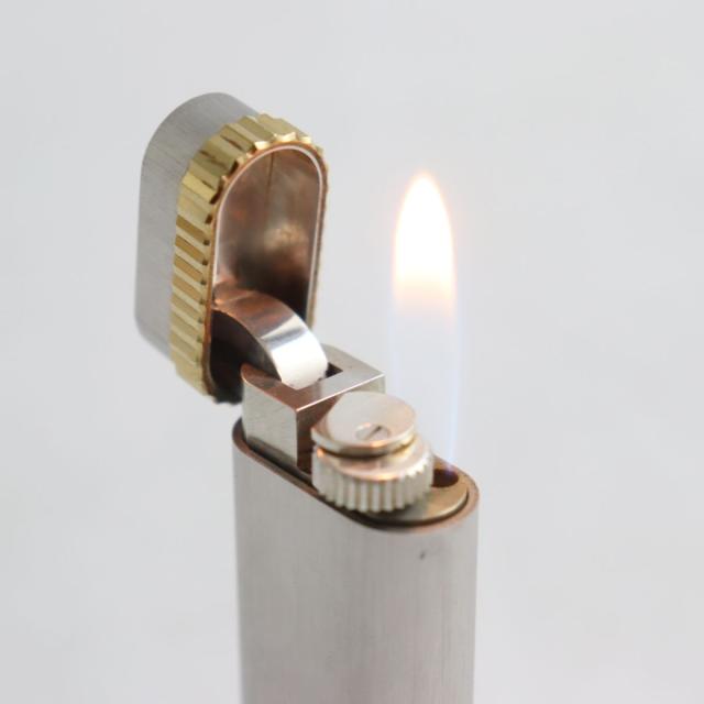 美品●Cartier カルティエ オーバル ヘアライン ローラー式 ガスライター シルバー×ゴールド スイス製 メンズ 着火確認済みの通販は