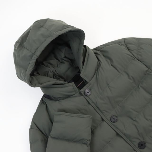 極美品●DUNO デュノ 2020年製 レイヤード ロゴパッチ付き フーデッドダウンコート ジャケット カーキ 50 正規品 メンズ 極美品○DUNO デュノ 2020年製 レイヤード ロゴパッチ付き フーデッド