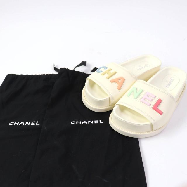 美品☆シャネル G38933 レザー マルチカラーロゴ入り スライドサンダル フラットサンダル アイボリー 35 保存袋付 イタリア製 レディース_1