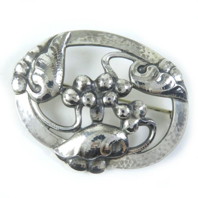 美品△Georg Jensen ジョージジェンセン 101 ムーンライト・グレープ SV925 ブローチ シルバー 重量17.8g レディース 箱付き オススメ◎