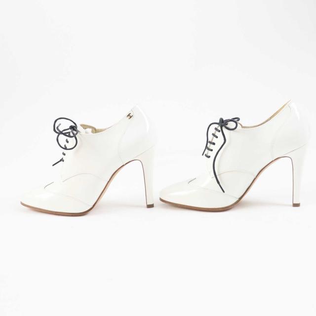 未使用品◎CHANEL シャネル 17A G33057 ココマーク付き レースアップ パテントレザー ブーティ ホワイト ゴールド金具 36 箱付き 伊製 未使用品◎CHANEL シャネル 17A G33057 ココマーク付き レースアップ