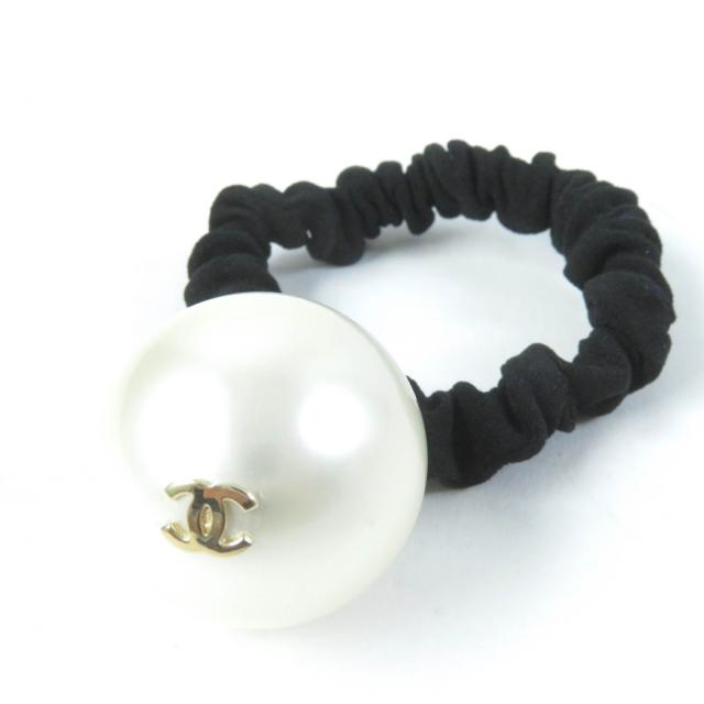 美品☆CHANEL シャネル F21 フェイクパール・ココマーク付 ヘアゴム ヘアアクセサリー ブラック フランス製 レディースの通販は 25,410円