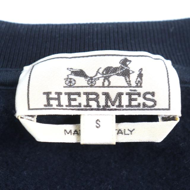 美品○HERMES エルメス 23SS シュヴォー アン シンメトリー 羊革 レザーパッチ 裏起毛 クルーネック スウェットシャツ S 正規品 メンズ