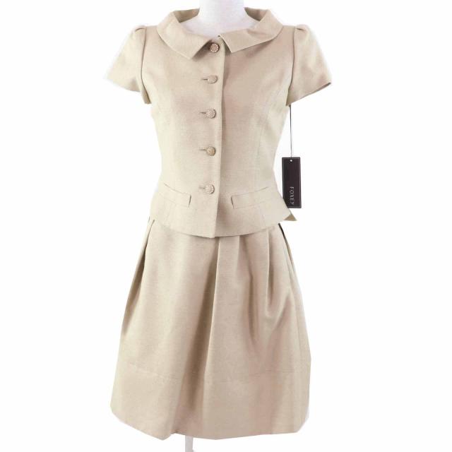 極美品◎FOXEY フォクシー 31529 31555 シルク100％ ストーン付きボタン・ロゴプレート付き セットアップ ベージュ 38 ハンガー付 正規品