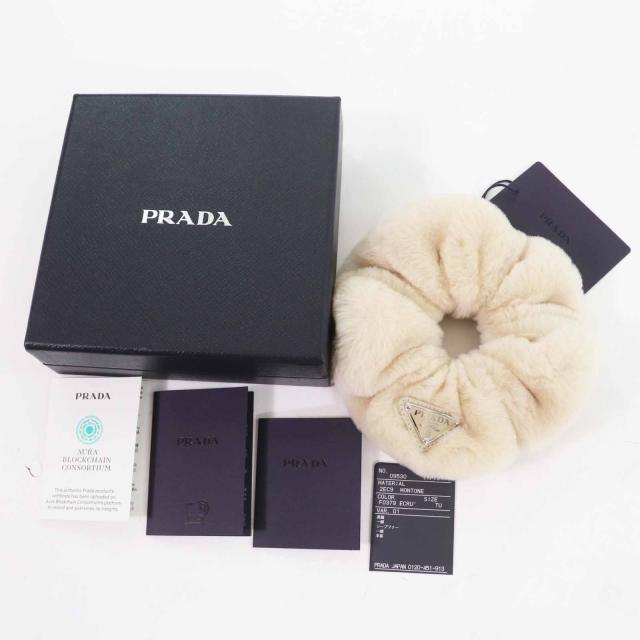 PRADA <新品> ロゴプレートシュシュ PRADA <新品> ロゴプレートシュシュ