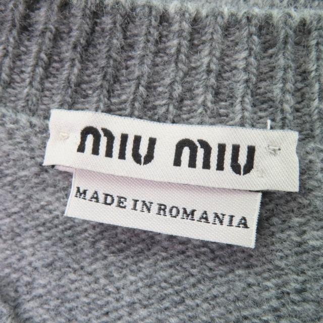 極美品☆MIUMIU ミュウミュウ 2023年製 バージンウール100％ バックロゴ クロップド丈 Vネック 長袖 ニット グレー 38 正規品 レディース_5