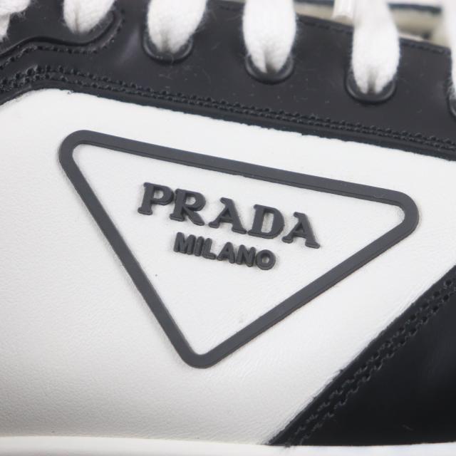 極美品▼PRADA プラダ 2EE363 レザー トライアングルロゴ 三角プレート ローカットスニーカー ホワイト ブラック 8 イタリア製 メンズ