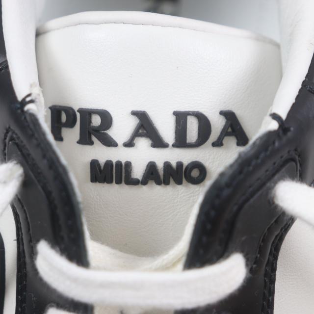 極美品▼PRADA プラダ 2EE363 レザー トライアングルロゴ 三角プレート ローカットスニーカー ホワイト ブラック 8 イタリア製 メンズ