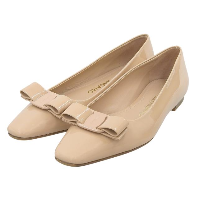 新品 フェラガモ パンプス ヴァラリボン ベージュ パテントレザー