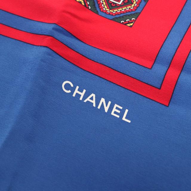 極美品△CHANEL シャネル ヴィンテージ シルク100％ ロゴ 総柄プリント カレ140サイズ スカーフ ブルー レッド系 イタリア製 レディース_4