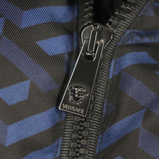 美品▽VERSACE ヴェルサーチ 2021年製 1002676 ロゴワッペン・フード