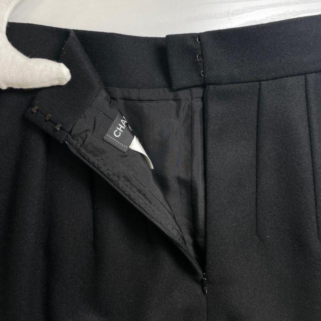 美品▲CHANEL シャネル P41438 ウール カシミヤ混 ココマークボタン 膝丈 タイトスカート ブラック 36 フランス製 正規品 レディース_4