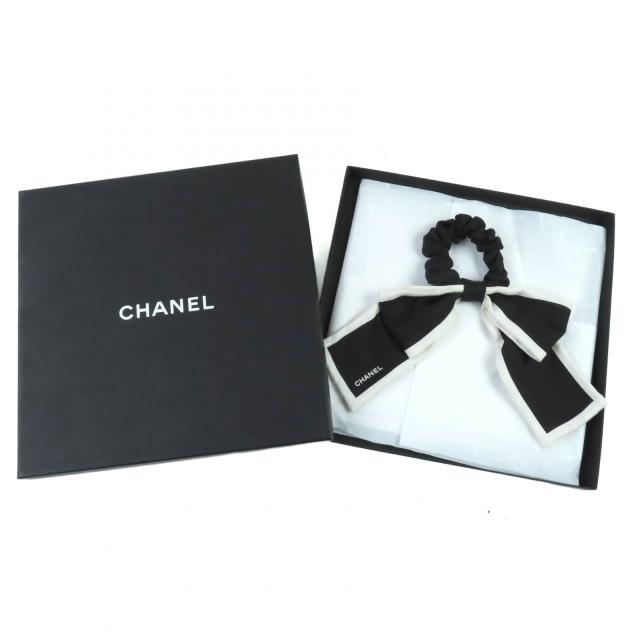 極美品◇CHANEL シャネル 23V シルク100％ カメリア リボンデザイン シュシュ ヘアアクセサリー ブラック ホワイト 箱付 伊製 レディース_1