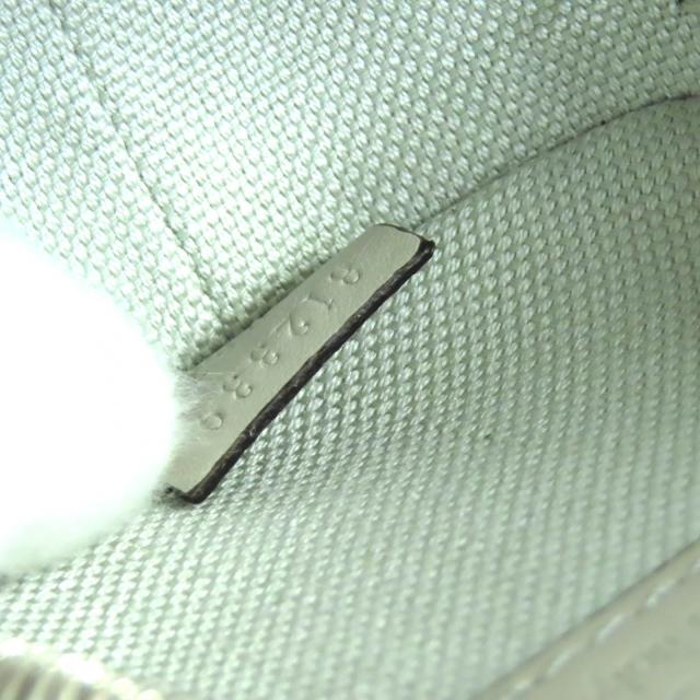 未使用品△GUCCI グッチ 812339 GG柄 パテントレザー 丸型 ポーチ シルバー 箱・保存袋付き イタリア製 レディース_8