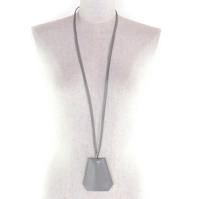 極美品△HERMES エルメス ヴィンテージ マルジェラ期 クロシェット レザー ネックレス ペンダント グレー □C 箱付き 仏製 レディース_5