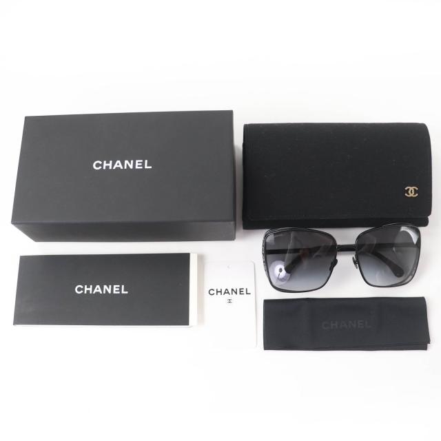 極美品☆CHANEL シャネル 71541L2616 ロゴ スクエア 現行品 サングラス アイウェア ブラック 箱・ケース付き イタリア製 レディース