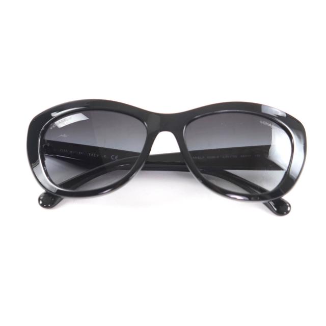 美品★CHANEL シャネル 6038-H ロゴ入り フェイクパール付き サングラス アイウェア ブラック 56□17 135 イタリア製