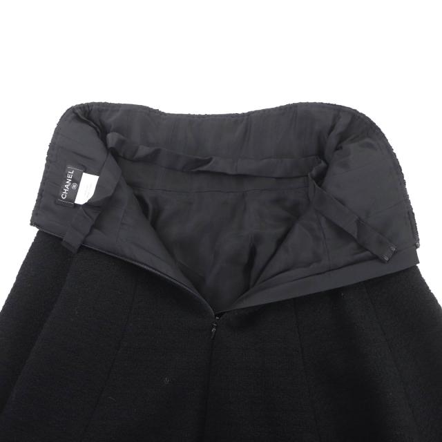 極美品★CHANEL シャネル P50309 ウール100％ ココプレート付 ツイード 膝丈 フレアスカート ブラック 40 フランス製 正規品 レディース_5