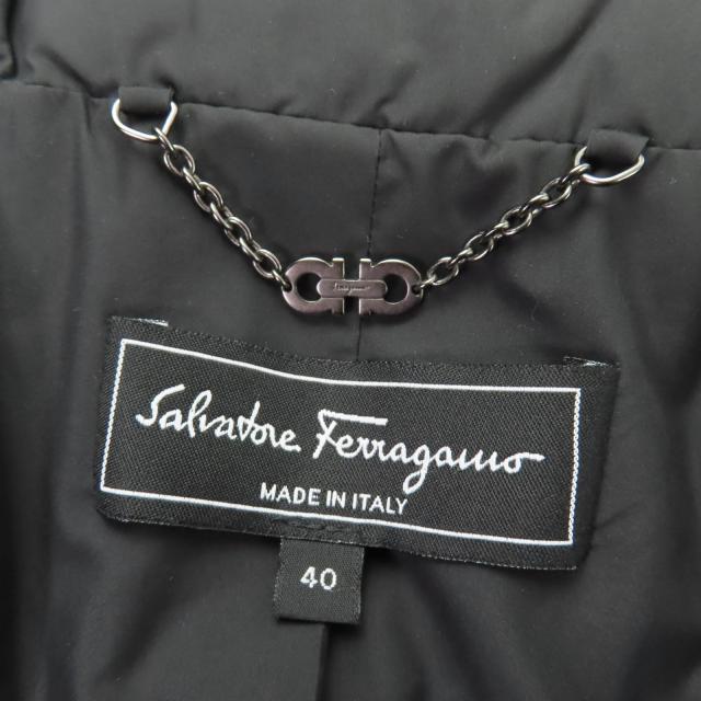 美品☆Salvatore Ferragamo サルヴァトーレフェラガモ ガンチーニ金具 ZIP UP ダウンコート ブラック 40 イタリア製 正規品 レディース_7