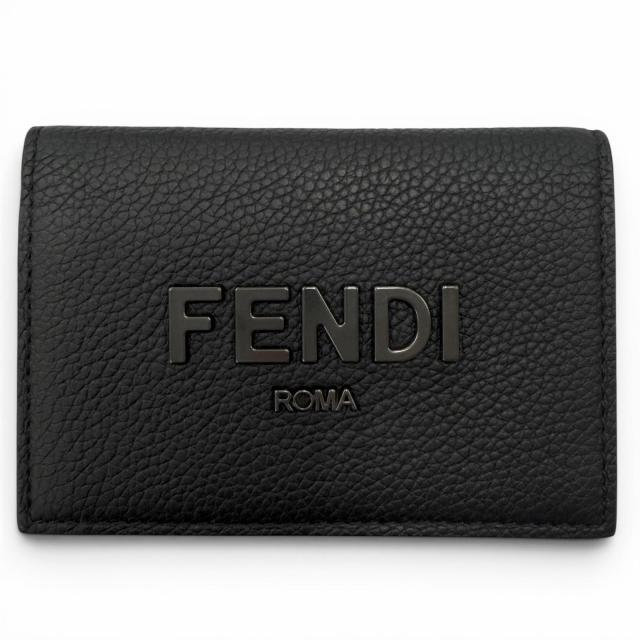 極美品□FENDI フェンディ レザー ロゴ金具 二つ折り 名刺入れ カードケース ブラック ガンメタリック メンズ レディース オススメ◎ 極美品□FENDI フェンディ レザー ロゴ金具 二つ折り 名刺入れ カード
