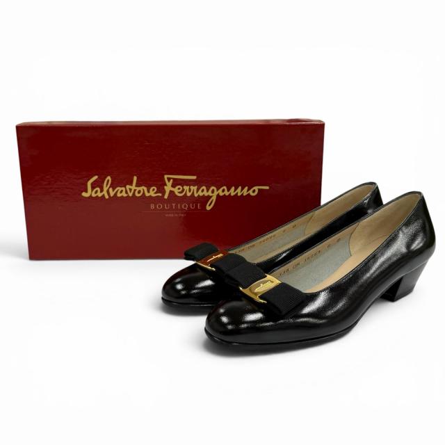 未使用品★Salvatore Ferragamo サルヴァトーレフェラガモ ヴァラ ロゴ金具 リボン付 レザー パンプス ブラック 6 イタリア製 箱付き_1