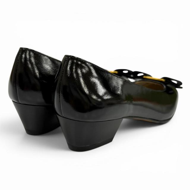未使用品★Salvatore Ferragamo サルヴァトーレフェラガモ ヴァラ ロゴ金具 リボン付 レザー パンプス ブラック 6 イタリア製 箱付き_2