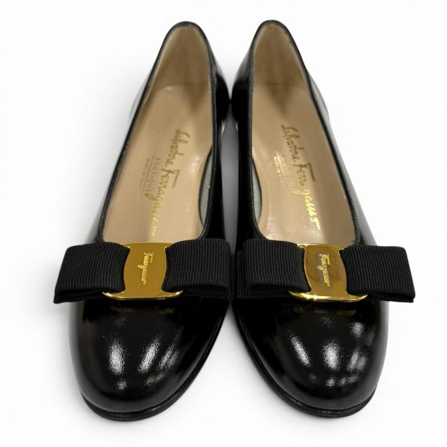 未使用品★Salvatore Ferragamo サルヴァトーレフェラガモ ヴァラ ロゴ金具 リボン付 レザー パンプス ブラック 6 イタリア製 箱付き_3