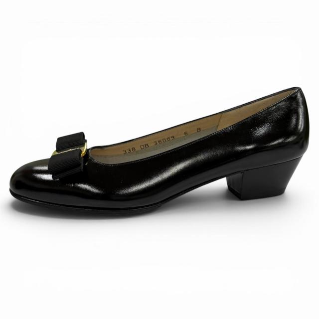 未使用品★Salvatore Ferragamo サルヴァトーレフェラガモ ヴァラ ロゴ金具 リボン付 レザー パンプス ブラック 6 イタリア製 箱付き_4