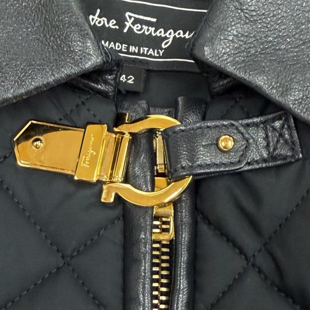 美品★Salvatore Ferragamo サルヴァトーレフェラガモ ガンチーニ金具 レザー使い キルティング コート ブラック 42 伊製 正規品_5