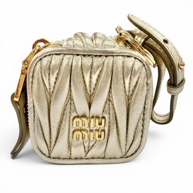 極美品◇MIUMIU ミュウミュウ 5TL527 TRICK MATELASSE KEYRING レザー ロゴ金具付 マテラッセ チャーム ゴールド レディース 保存袋付き