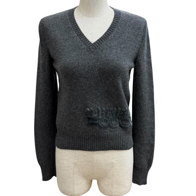 極美品★CHANEL シャネル P57351 カシミヤ100% ココマークプレート付 GABRIELLE COCO Vネック 長袖 ニット グレー 34 イタリア製 正規品 58,080円