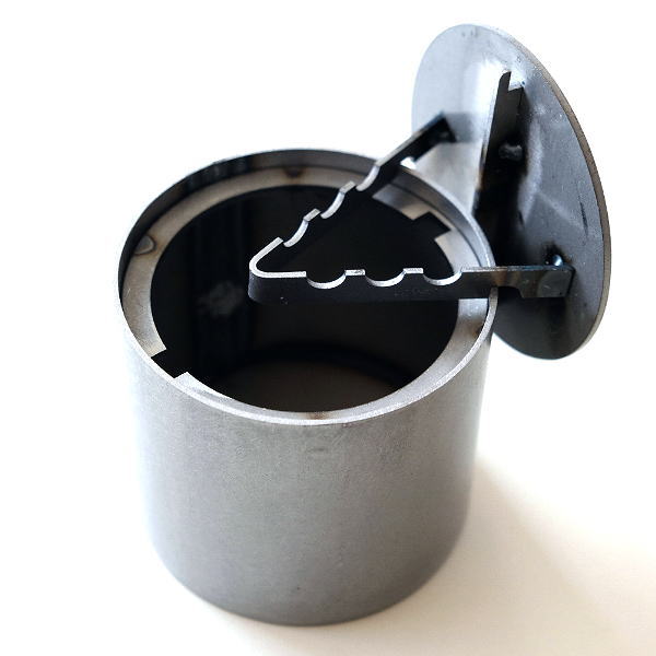 灰皿 フタ付き 蓋つき 日本製 アッシュトレイ おしゃれ 卓上 インテリア 火消し かっこいい プレゼント フタ付アイアンの灰皿の通販はau Pay マーケット ギギliving