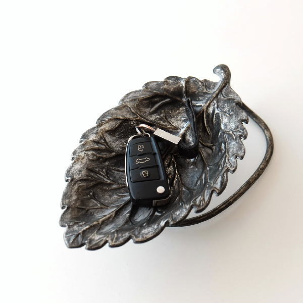 アクセサリートレイ おしゃれ アンティーク 小物置き トレー お皿 アイアン 金属 アイアンのリーフトレイスタンドの通販はau Pay マーケット ギギliving