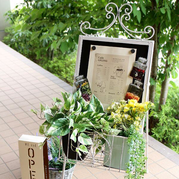 サインスタンド アイアン おしゃれ マグネットボード イーゼル風 バスケット付き かわいい レトロ メニュー マグネット 写真 メッセージボード イーゼル風マグネットボードスタンドの通販は 11,519円