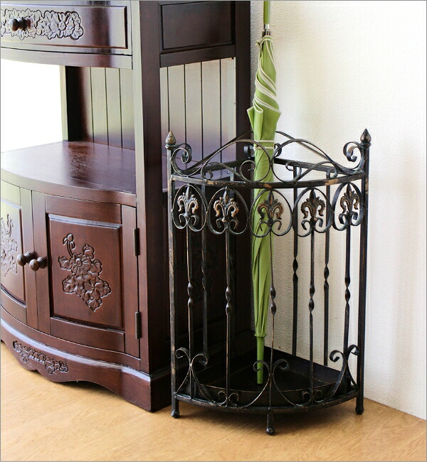 アンティーク風の傘たて(アンブレラスタンド) 古家具 上品なコーナー型の傘