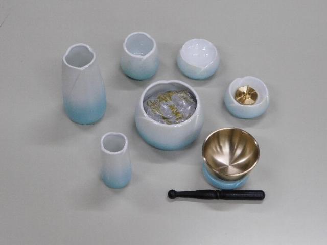 仏具 陶器製 仏具セット 七点 やわらぎ 中 ラスターブルー 　送料無料　リン付 香炉 花立 火立 仏器 茶湯器 7点 モダン 仏壇 ペット 小型 ミニ 現代