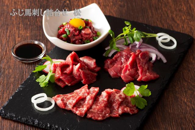 ふじ馬刺し詰合せ 松 大トロ100g 中トロ100g 上赤身100g×2 計400g たれ・生姜付 馬肉 楽ギフ_のし 楽ギフ_包装 内祝 お祝い  贈答品 お取り寄せ お礼 お歳暮 お中元 7〜8人前 牧場直送 賞味期限冷凍30日 フジチク 正規代理店