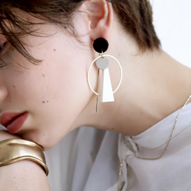 ピアス 重なり合うモチーフが印象的 存在感のあるアシメデザイン 10 メール便可 母の日の通販はau Pay マーケット Antiqua