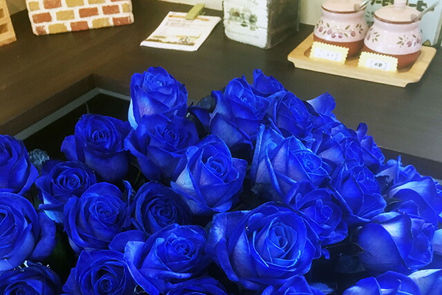 青いバラ ブルーローズ 【 20本とカスミ草 】 誕生日 プレゼント 青バラ 花束 青い薔薇 青薔薇 花 結婚記念日 送別会 花ギフト 青 薔薇 バラ 苗 サントリー 生花 レインボーローズ ポイント消化_2