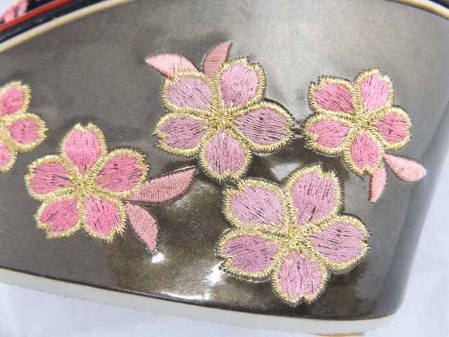 草履 ぞうり 厚底ヒール こっぽり風 赤色台小桜刺繍鼻緒黒 フリー 振袖