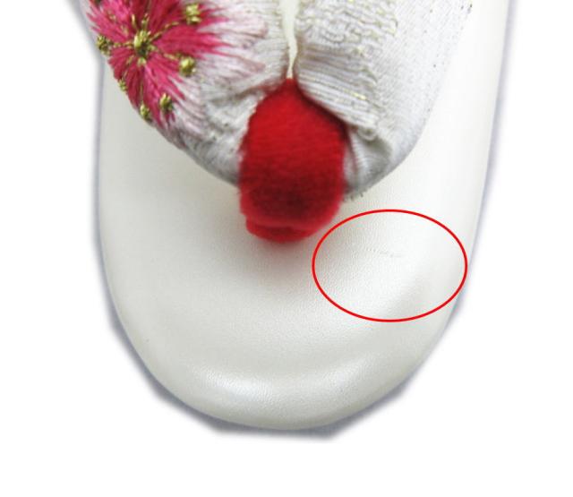 【訳有り 少難あり】 草履 ぞうり 厚底ヒール 白色赤台 白色地金糸入り桜藤刺繍鼻緒 フリー 振袖 成人式 卒業式 袴 着物 3枚芯の通販は