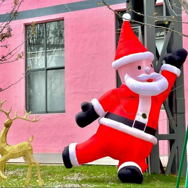 A034320クリスマス飾りサンタさん ライトアップ インフレータブル 膨らます庭　屋外装飾