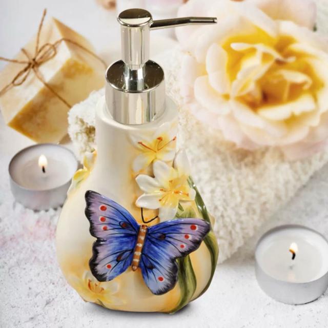 蝶と百合の花モチーフ  バス用品5点 セット陶器製 高級感 洗面所グッズ 蝶と百合の花モチーフ バス用品5点 セット陶器製 高級感 洗面所グッズ