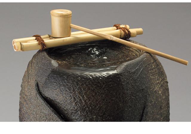信楽焼き つくばい 流水 和風 響 幅36 高さ44.5 柄杓 竹しゃく付き 手水鉢 ツボ 壷 和 庭園 信楽焼 しがらき 陶器の壷 手洗鉢 水鉢 玄関 おしゃれ お洒落 陶器 インテリア 和雑貨 送料込み 新生活 NHK 連続テレビ小説 スカーレット 施主支給_2