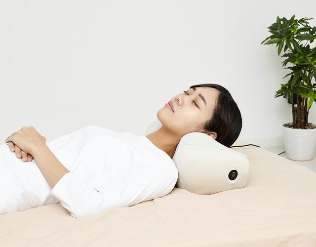 クビカタノービー 首 肩 洗えるカバー オートオフ タイマー エアーストレッチ 電動 伸ばす 柔らかい エアバッグ 選べる3つのモード おまかせモード 首集中モード 肩集中モード オートオフタイマー機能 自動停止 簡単 操作 コンパクト 軽量 クッション ホワイト ブラック_9