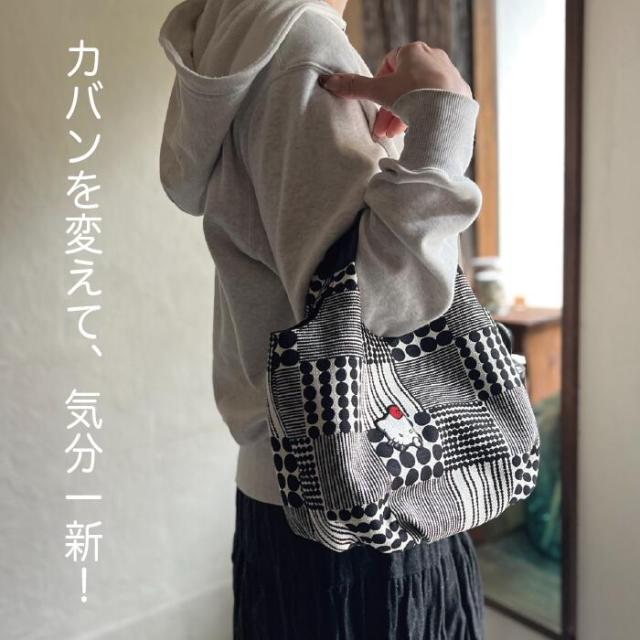 ミニギャザー トートバッグ お出かけ かばん カバン バッグ マチあり おしゃれ スケーター skater KOUTB1 ハローキティ×鴻月 キティちゃん サンリオ【お念珠柄 覗き見キティ モノトーン】_3