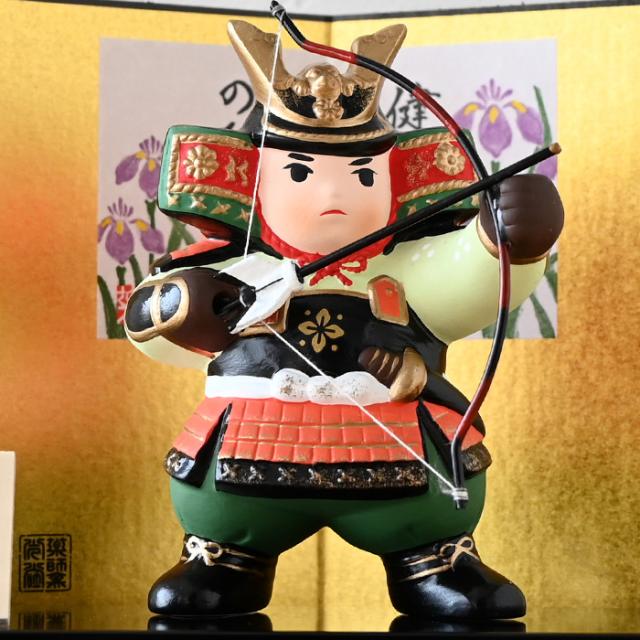 錦彩若武者（弓矢） 5743 五月人形 薬師窯 コンパクト 玄関 陶器 兜 兜飾り おしゃれ ５月人形 モダン こどもの日 飾り 置物 子供の日 端午の節句 初節句 男の子 さつき人形 可愛い カワイイ こいのぼり 鯉のぼり マンション 縁起 出産祝 誕生日 プレゼント 和遊感 五月人形
